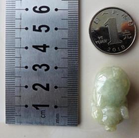 【終身保真 工廠自銷 】 純天然緬甸A貨翡翠 小豬吊墜掛件 糯冰種 手工雕刻精品 【 贈(zèng)送證書 】 支持全國權(quán)威機(jī)構(gòu)復(fù)檢 , 如假終身包退,假一賠十。同樣種水的商場售價(jià)都在五百元以上,限量特價(jià)起拍,雕刻手工錢都不夠 編號(hào):62